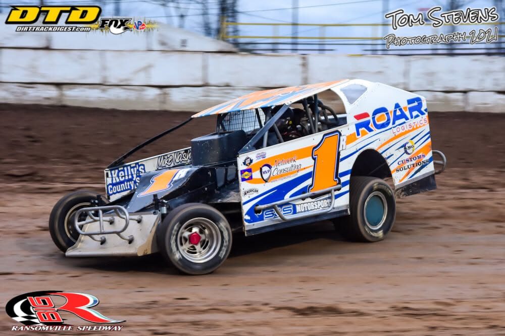 Adam Hilton's No. 3a modified racing on dirt